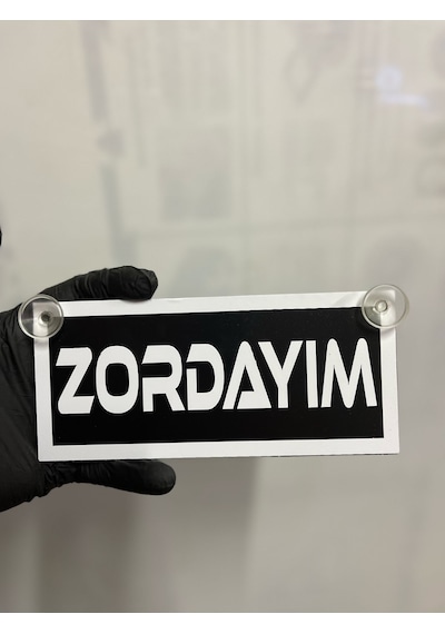 Siyah Renk Üzeri Beyaz Renk Zordayım Yazılı Vantuzlu Cam Süsü