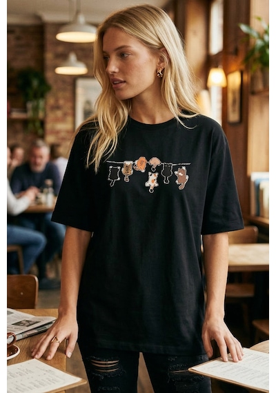 Armonika Kadın Siyah Önü Kedi Baskılı Yanları Yırtmaçlı Pamuklu T-shirt Arm-26y137002