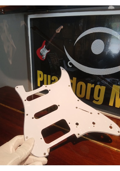 Elektro Gitar Pickguard Beyaz 11 Delik H/s/s Konfigürasyon 4-ply Tortoise Shell Strat Pickguard