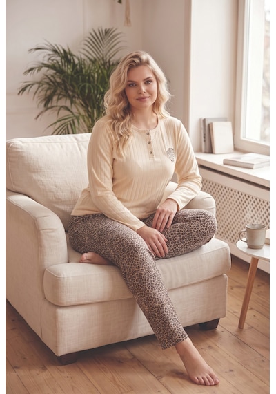 Seboteks Şardonlu İnterlok Kumaş Yakası Düğmeli Kışlık Büyük Beden Kadın Pijama Takımı 2700 Leopar Seboteks Şardonlu İnterlok Kumaş Yakası Düğmeli Kışlık Büyük Beden Kadın Pijama Takımı 2700 Leopar