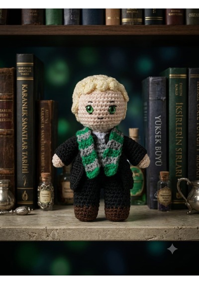 Okulun Cübbeli Sarı Saçlı Büyücü Amigurumi Örgü Oyuncak - Film Karakteri Hediyelik Figür 12 cm