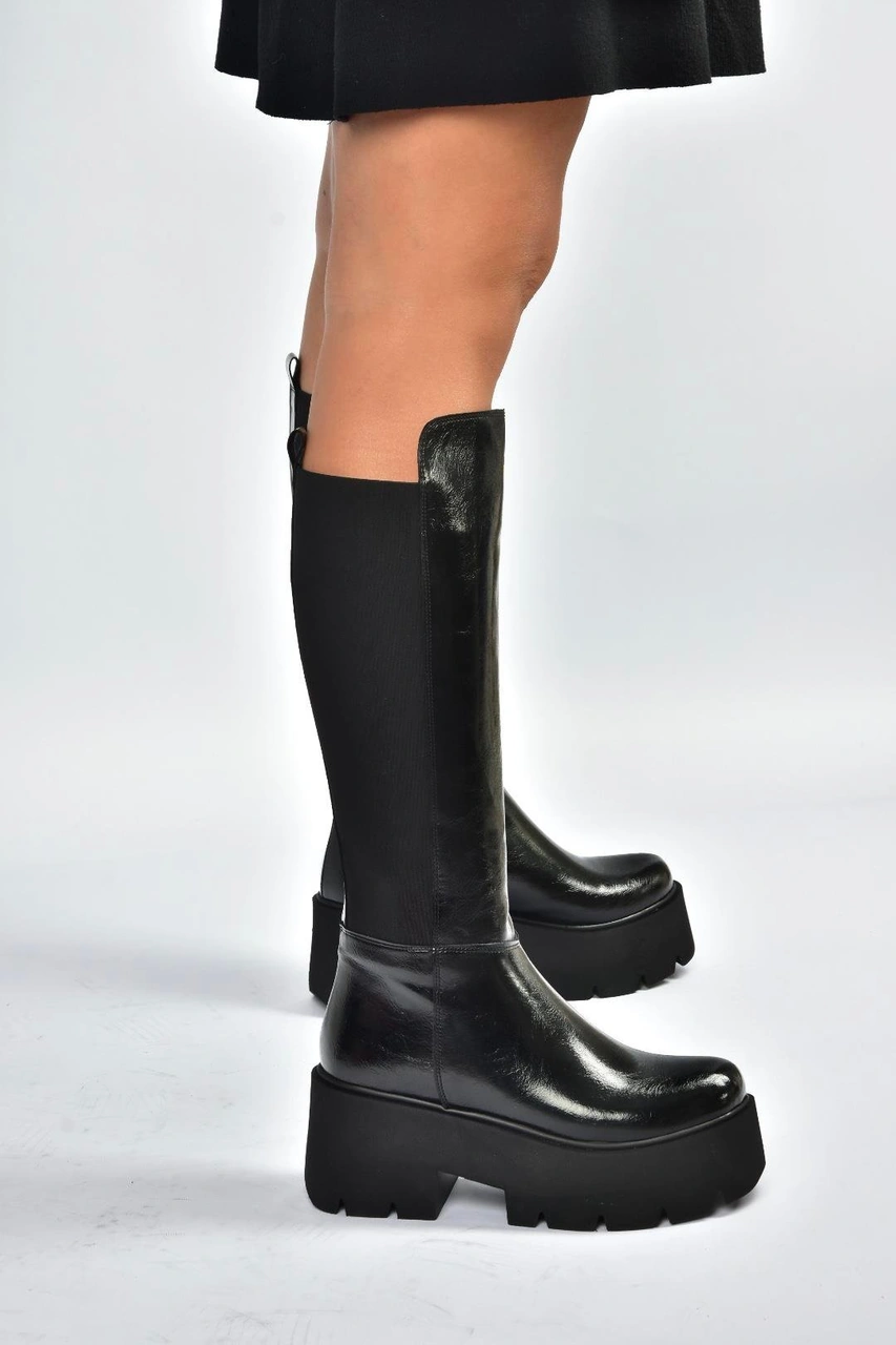 Fox Shoes R820060760 Siyah Rustik Kalın Tabanlı Arkası Lastik Detaylı Kadın Çizme Siyah-rustik