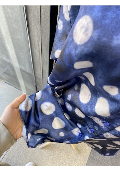 Pera Moda Oversize Kalıp Batik Desenli Puantiyeli Saten Gömlek Lacivert