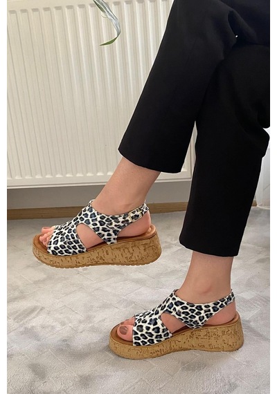 Preshley Kadın Tinge Beyaz Rugan Leopar Kalın Mantar Taban Ortopedik Sandalet K-250