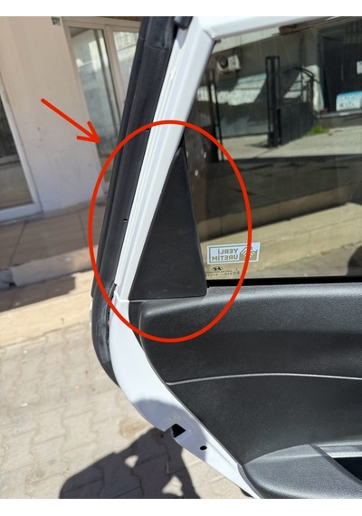 Hyundai İ20 / Bayon Arka Kapı Köşe Üçgen Kapağı Sağ Veya Sol Kapı Trim Köşe Parçası Oem 83931-q0000