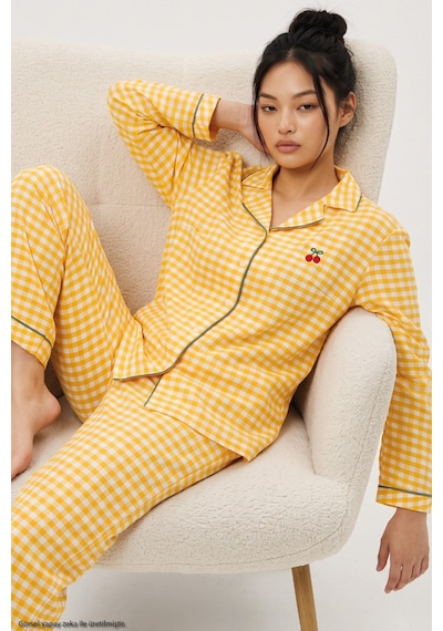 Siyah İnci Ekose Desenli Nakışlı Yumuşak Tuşe Kışlık Düğmeli Örme Pijama Takımı 8080 Sarı Ekose Siyah İnci Ekose Desenli Nakışlı Yumuşak Tuşe Kışlık Düğmeli Örme Pijama Takımı 8080 Sarı Ekose