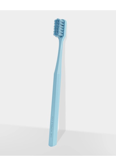 The Humble Co. Brush 7.000 Kıl İçeren Bitki Bazlı Yeyişkin Diş Fırçası Mavi