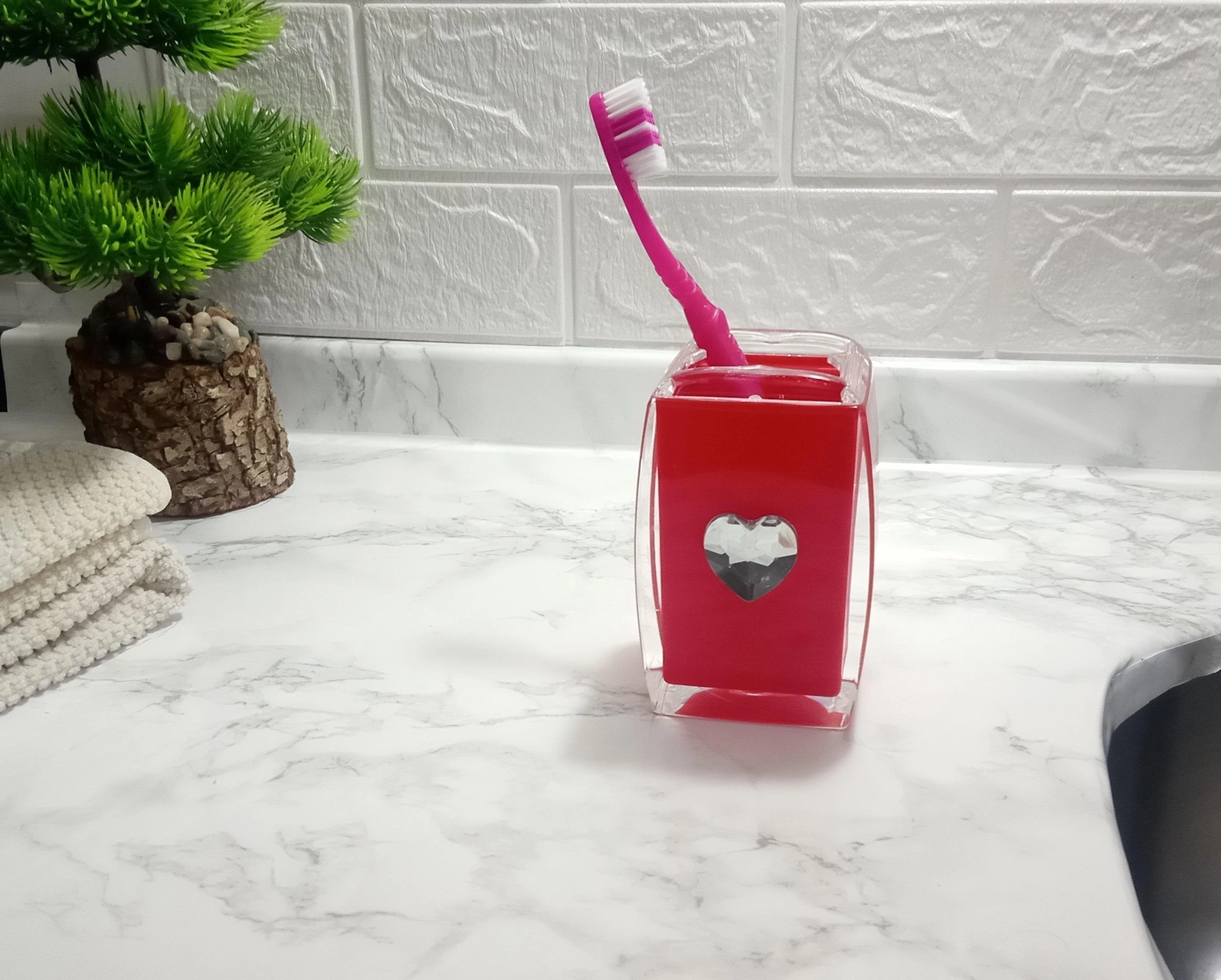 2 Adet Diş Fırçalık Kristal Taşlı Kırmızı Kalpli Akrilik 6x6x11cm Banyo Seti Çok Renkli