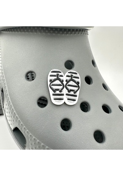 Crocs Terlik Süsü Ve Aksesuarı , Çanta Süsü Jibbitz Parmak Arası Terlik 02 Görsel Logo Aksesuar Gri-açık Gri-beyaz