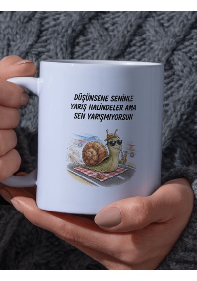"düşünsene Seninle Yarış Halindeler Ama Sen Yarışmıyorsun" Yazılı Tasarım Kupa Bardak
