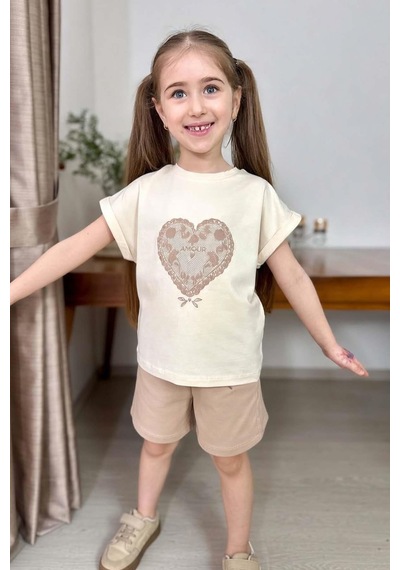 Riccotarz Kız Çocuk Göğsünde Dantel İşleme Kalp Detaylı Krem T-shirt Beli Lastikli Şortlu Takım Riccotarz Kız Çocuk Göğsünde Dantel İşleme Kalp Detaylı Krem T-shirt Beli Lastikli Şortlu Takım