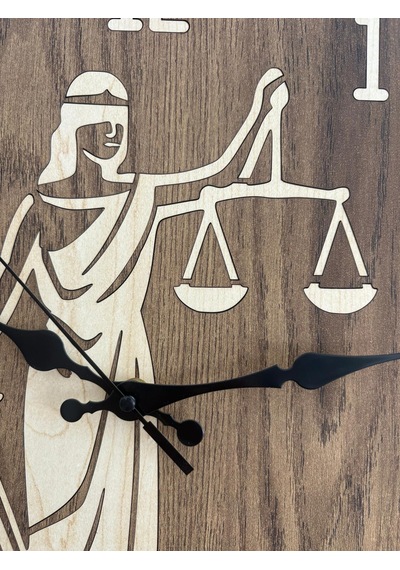 Pelince - Justitia Adalet Terazisi Figürlü - Ahşap Duvar Avukat Saati Kişiselleştirilebilir - Koyu Ahşap - 40 Cm Ahşap