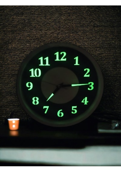 Fosforlu Gece Karanlıkta 5 Saat Parlayan Duvar Saati 22 Cm B4 Siyah - Beyaz