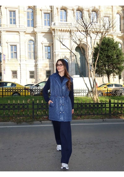 Esra Butik78 Kapitone Şişme Yelekli Tesettür 3 Lü Takım Spor Şık Modern Kombin Yelek + Sweatshirt + Pantolon Lacivert Esra Butik78 Kapitone Şişme Yelekli Tesettür 3 Lü Takım Spor Şık Modern Kombin Yelek + Sweatshirt + Pantolon Lacivert