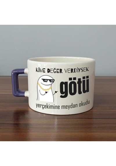 Kime Değer Verdiysek Götü Yerçekimine Meydan Okudu Baskılı Mor Kulplu C Fincan