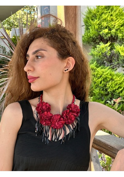 Kabartma Çiçekli Deri Püsküllü Kadın Kolye 20 Cm Kırmızı
