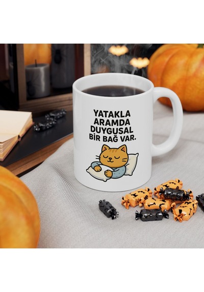 Yatakla Aramda Duygusal Bir Bağ Var Baskılı - Hediye Porselen Kupa Bardak Beyaz