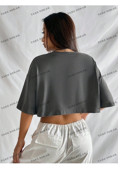 Flood Of Style Crop Ckod-232913 . Coolane Motosiklet Ve Harf Grafikli Düşük Omuz Kısa Koyu Gri