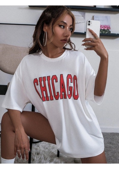 Flood Of Style Kadın Beyaz Chicago Baskılı Düşük Omuz Oversize Bisiklet Yaka T-shirt