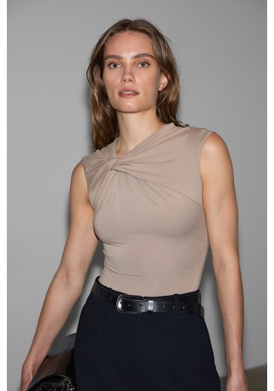 Grımelange Orılenna Kadın Önü Düğüm Detaylı Vücudu Saran Sıfır Kollu Slim Fit Bej Bluz Bej Grımelange Orılenna Kadın Önü Düğüm Detaylı Vücudu Saran Sıfır Kollu Slim Fit Bej Bluz Bej