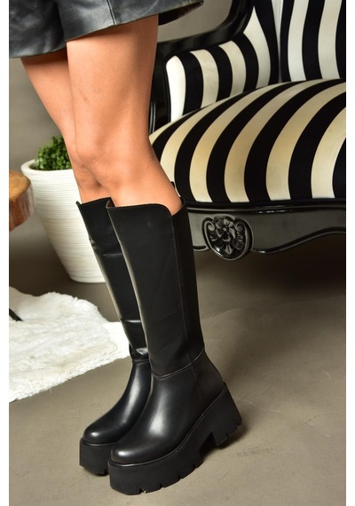 Fox Shoes R820060709 Siyah Kalın Tabanlı Arkası Lastik Detaylı Kadın Çizme Siyah
