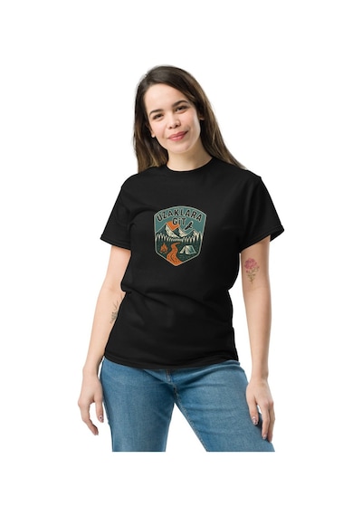 Wildstyle Uzaklara Git Renkli Vintage Dağ Doğa Macera Rozet Baskılı Unisex Bisiklet Yaka Pamuklu Tişört Siyah