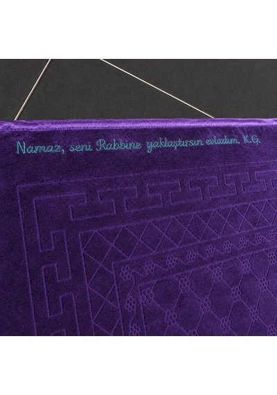 Tesbihane Kişiye Özel Nakış İşlemeli Hediyelik Seccade - Peluş Kumaş Mor