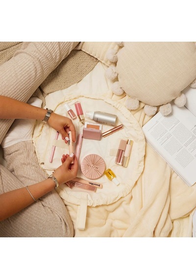 The Flat Lay Co. Vanilya Paraşüt Bağcıklı Makyaj Çantası, Seyahat İçin Pratik Ve Şık Çanta