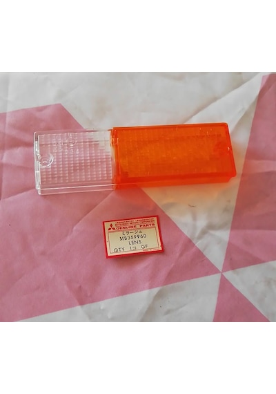Mitsubishi Lancer Ön Sağ Sinyal Camı 84-88 MB359960
