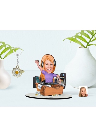 Kişiye Özel Kadın Radyocu Karikatürlü 3D Ahşap Biblo Ve Isimli Go