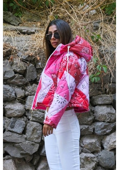 Pembe Desenli Kapüşonlu Kolları Fermuarlı Kısa Şişme Mont