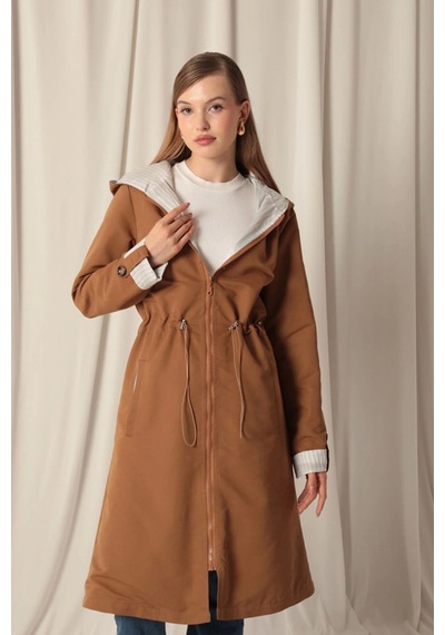 Saklımoda Torino Kumaş Çizgili Garnili Kapüşonlu Kadın Camel Yağmurluk Çok Renkli