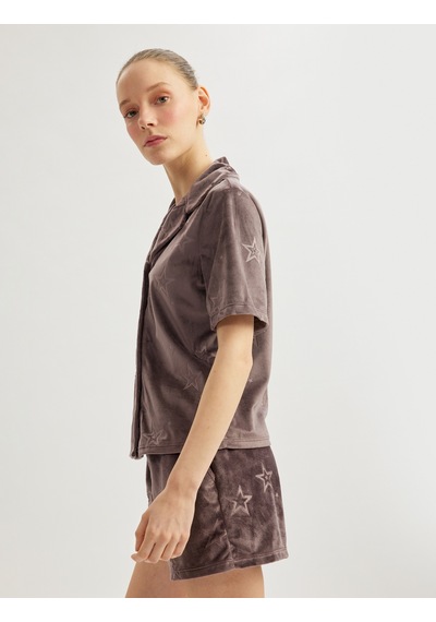 Koton Gömlek Yaka Yıldız Desenli Kısa Kollu Kadife Pijama Üstü Vizon 5wlk40146mk Vizon