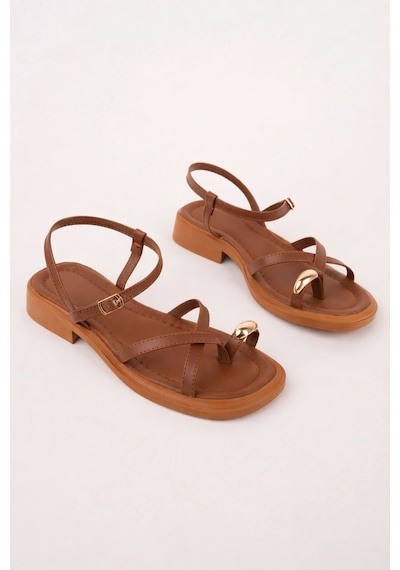 Muggo Holiday Gold Metal Detaylı Parmak Arası Ayarlanabilir Kemerli Düz Kadın Sandalet Taba Muggo Holiday Gold Metal Detaylı Parmak Arası Ayarlanabilir Kemerli Düz Kadın Sandalet Taba