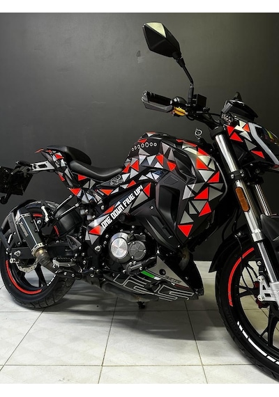 Benelli 125s Neon Turuncu Ve Gümüş Gri Parçalı Üçgen Desenli Sticker Etiket Modeli