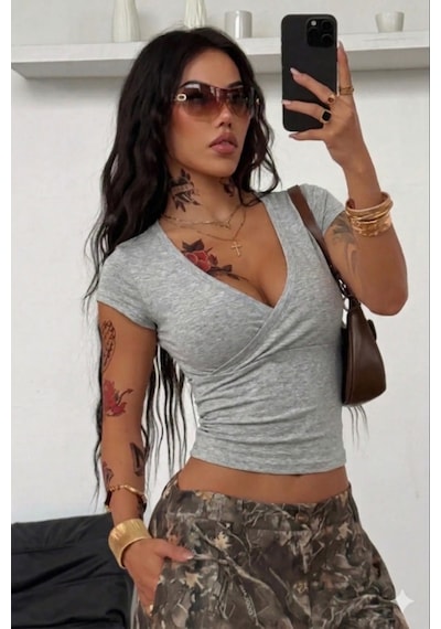 Kadın V Yaka Kruvaze Detaylı Kısa Kollu Slim Fit Crop Tişört Gri