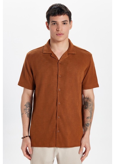 Tudors Slim Fit Kısa Kol Örme Kumaş Apaş Yaka Rahat Armürlü Doku Kahverengi Erkek Gömlek-33099 Kahverengi
