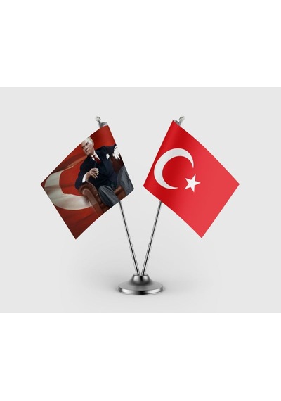 Koltukta Oturan Atatürk Ve Türk Bayrağı İkili Saten Masa Bayrağı Takımı Diğer