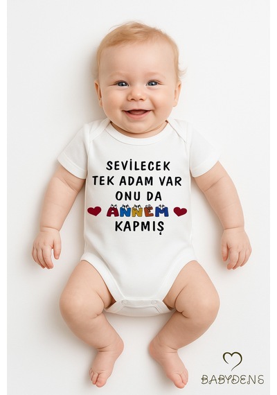 Babyden's Sevilecek Tek Adam Var Onu Da Annem Kapmış Yazılı Çıtçıtlı Bebek Body %100 Pamuk Kısa Kollu Zıbın Beyaz