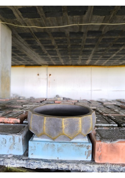 Geometrik Dizayn Gold Koyu Gri Beton Saksı