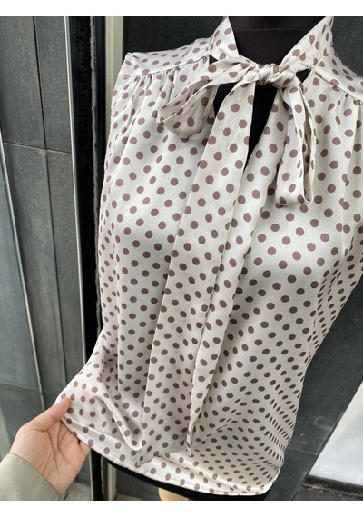 Pera Moda Sıfır Kol Pileli Fularlı Puantiyeli Bluz Kahve