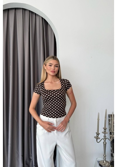 Vadon 1004 Kadın Pamuklu Kare Yaka Puantiyeli Yan Büzgü Detaylı Crop T-shirt Bluz Kahverengi Vadon 1004 Kadın Pamuklu Kare Yaka Puantiyeli Yan Büzgü Detaylı Crop T-shirt Bluz Kahverengi