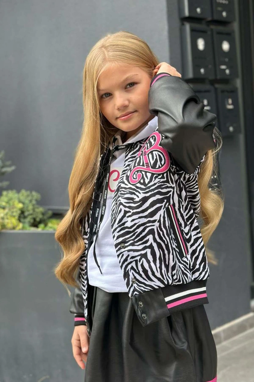 Riccotarz Kız Çocuk V Cool Yazı Baskılı Sweatshirt Zebra Ve Pembe Şerit Detaylı Deri Ceketli Etekli Takım Pembe Riccotarz Kız Çocuk V Cool Yazı Baskılı Sweatshirt Zebra Ve Pembe Şerit Detaylı Deri Ceketli Etekli Takım Pembe