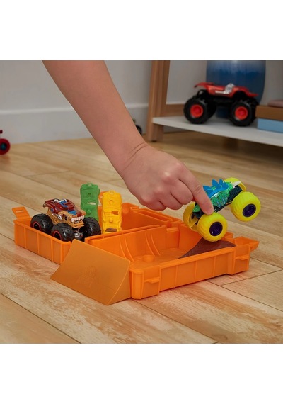 Monster Trucks Taşınabilir Oyun Seti Hxt04