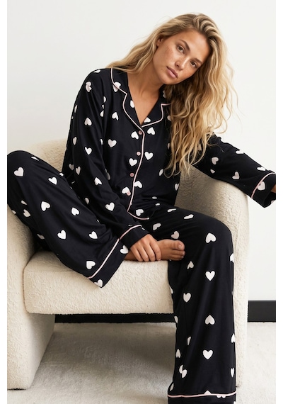 Siyah İnci Düğmeli Biyeli Oversize Pamuklu Örme Pijama Takım 8071 Siyah Beyaz Kalp Siyah İnci Düğmeli Biyeli Oversize Pamuklu Örme Pijama Takım 8071 Siyah Beyaz Kalp