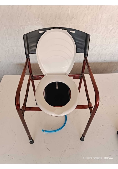 Taharet Musluklu Hasta Wc Sandalye Klozet Direk Wc Tuvalete Seyyar Sandalye Kolay Katlanır