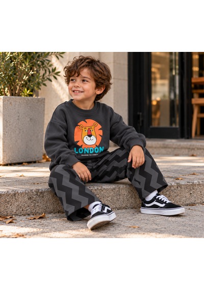Tucankids Erkek Çocuk Aslan Baskılı 2'li Eşofman Takımı %100 Pamuk 3 İplik Şardonsuz, Desenli Bol Paça, 2-8 Yaş Siyah - Antrasit Tucankids Erkek Çocuk Aslan Baskılı 2'li Eşofman Takımı %100 Pamuk 3 İplik Şardonsuz, Desenli Bol Paça, 2-8 Yaş Siyah - Antrasit