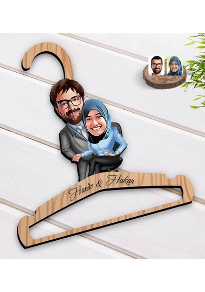 Kişiye Özel Sevgililer Karikatürlü Standart Boy Ahşap Elbise Askı (551145372)