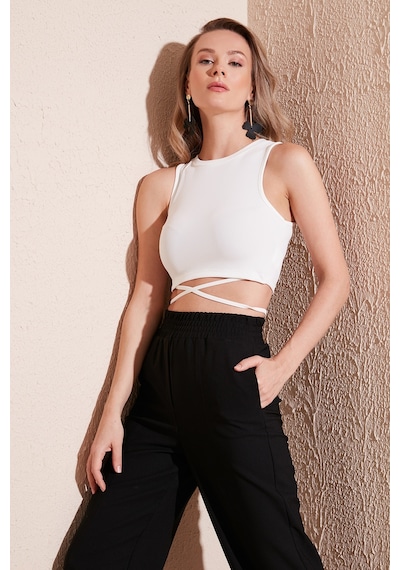 Lela Fitilli Çapraz Bağlama Detaylı Crop Bayan Atlet 5865586 Beyaz