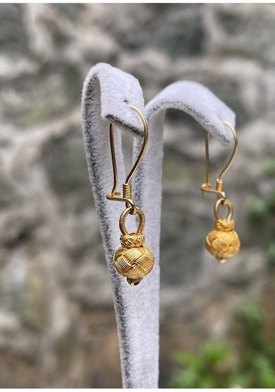 Gümüş Kazaziye Top Detaylı Altın Rengi Yaldızlı Sallantılı Küpe